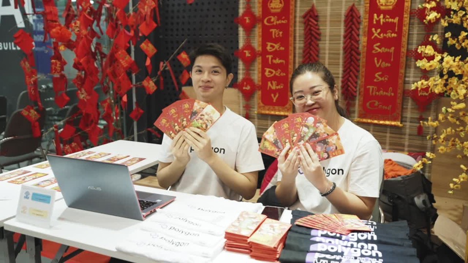 Gian hàng Polygon trang trí Tết với bao lì xì và tiểu cảnh ngày xuân