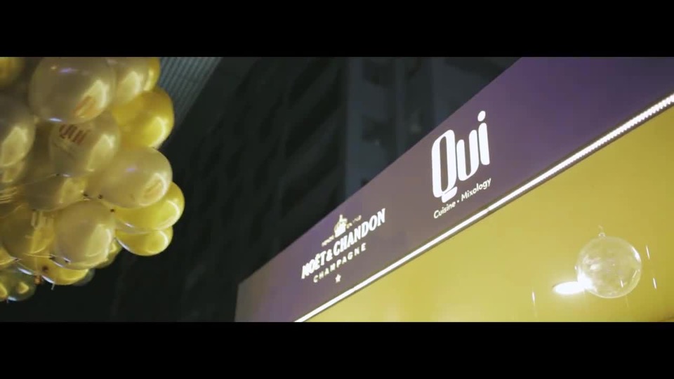 Mặt tiền nhà hàng Qui Cuisine Mixology trang trí bóng vàng dịp lễ