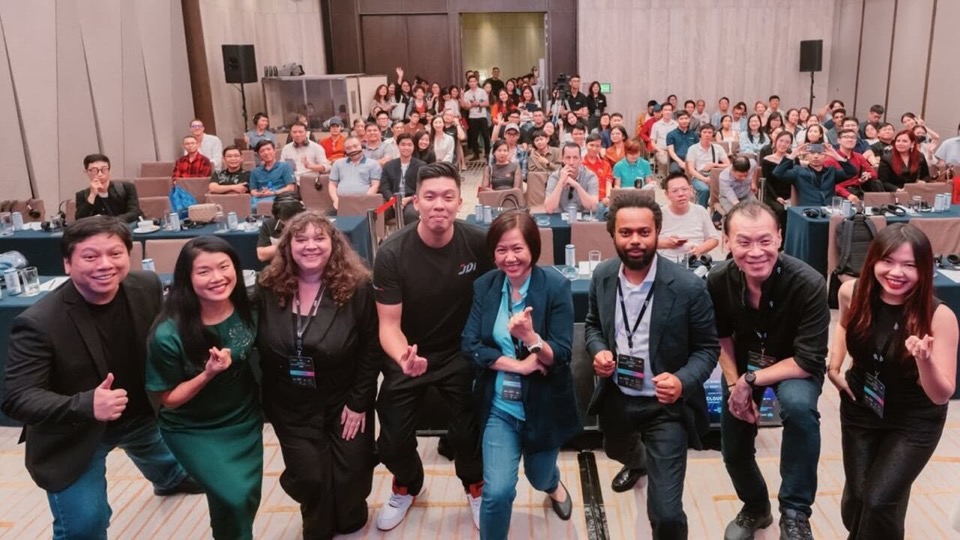Ban tổ chức và diễn giả chụp ảnh cùng khán giả kín hội trường tại sự kiện The Future of AI