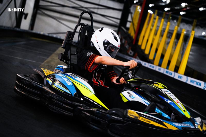 Đua kart trong nhà tại Infinity Racing