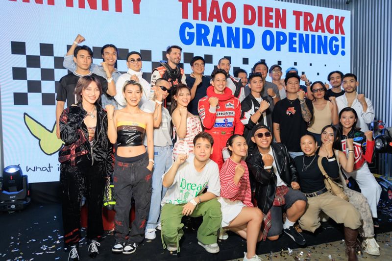 Khách tham gia team building tại Infinity Racing